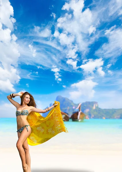 Jeune femme sur la plage — Photo