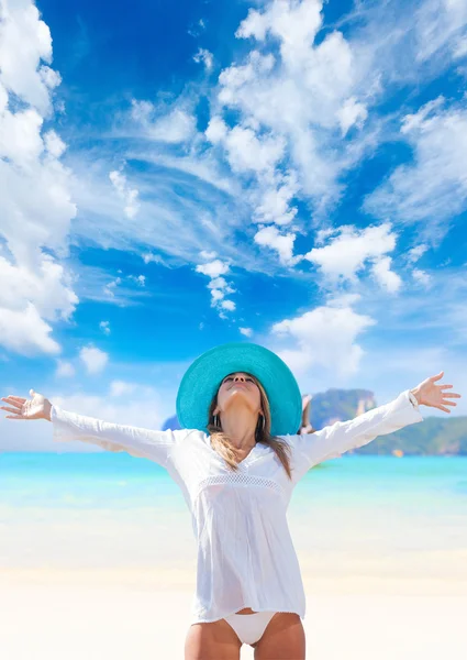 Giovane donna sulla spiaggia — Foto Stock