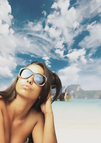 Mujer joven en la playa — Foto de Stock