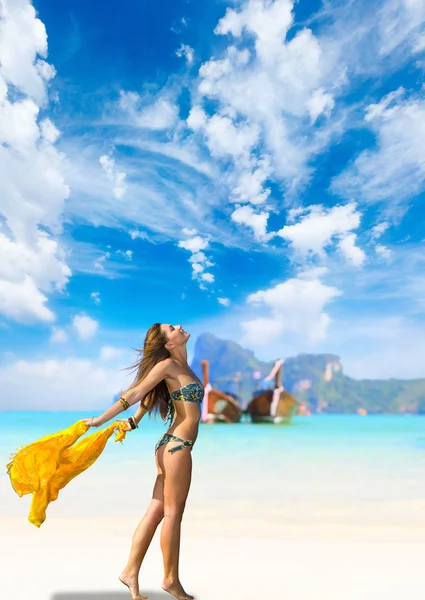 Jovem mulher na praia — Fotografia de Stock