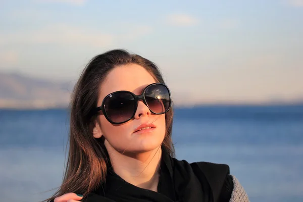 Woman posing by the sea — Stock Photo, Image