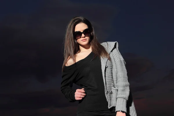 Woman posing by the sea — Stock Photo, Image