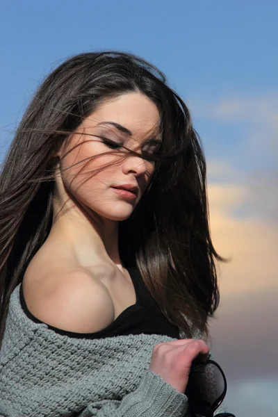 Mujer posando junto al mar — Foto de Stock