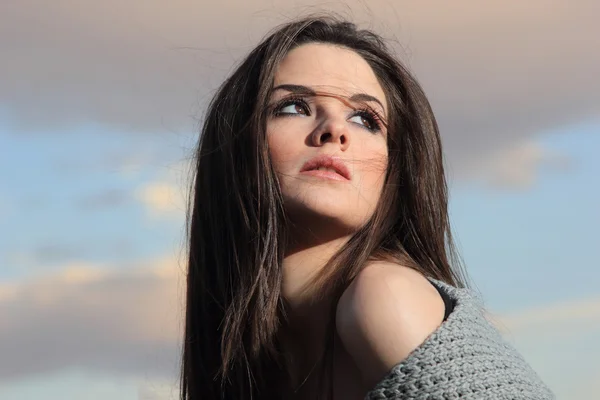 Mujer posando junto al mar — Foto de Stock