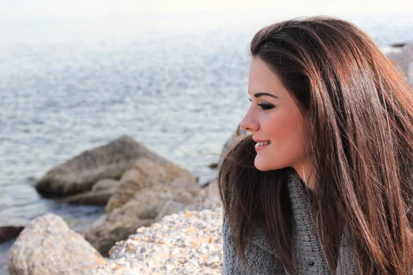 Woman posing by the sea — Stock Photo, Image