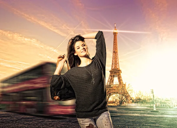 Woman visiting Paris in France with the Eiffel tower — Stock Photo, Image