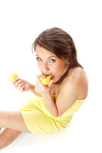레몬을 먹는 행복 한 모델 — 스톡 사진