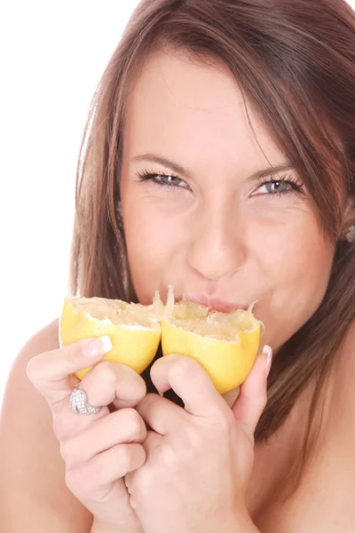 Modelo feliz comer um limão — Fotografia de Stock