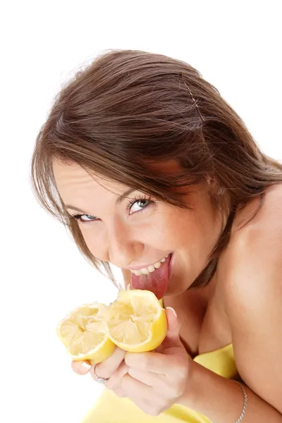 Modelo feliz comiendo un limón — Foto de Stock