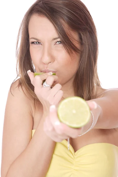 Felice modello mangiare un limone — Foto Stock