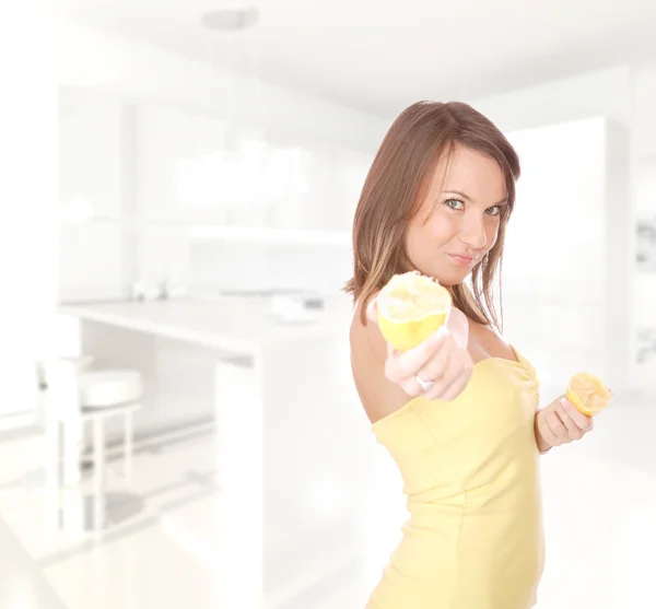 Mulher bonita com laranja — Fotografia de Stock