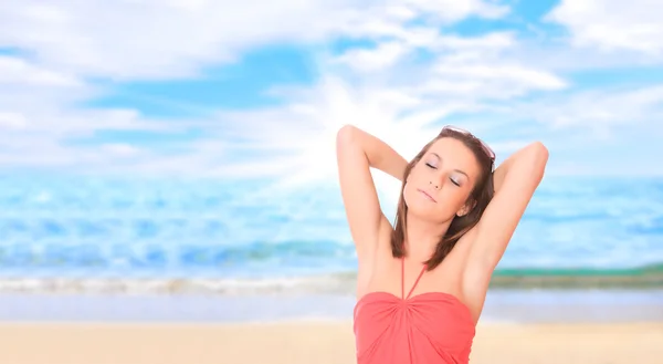 Hermosa joven mujer relajándose junto a la playa — Foto de Stock