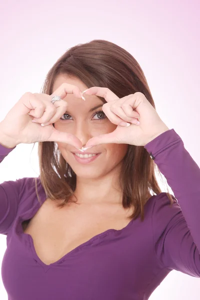 Jonge vrouw op roze achtergrond — Stockfoto