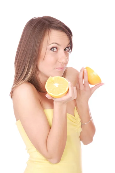 Gelukkig model eten een oranje — Stockfoto