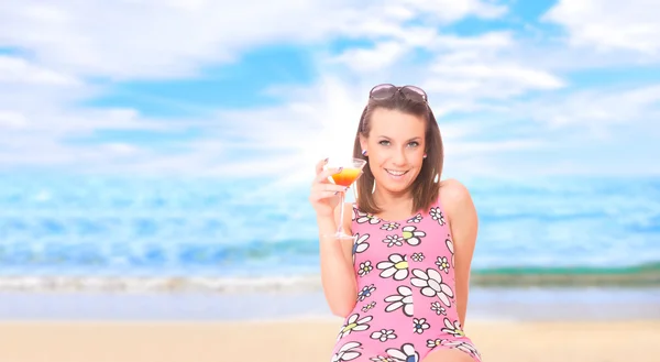 Красива молода жінка розслабляється на пляжі — стокове фото