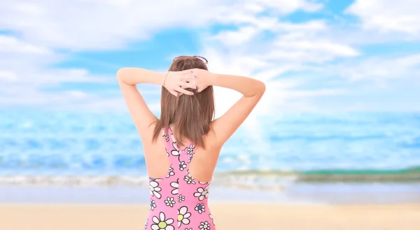 Beautiful young woman relaxing by the beach — Stock Photo, Image