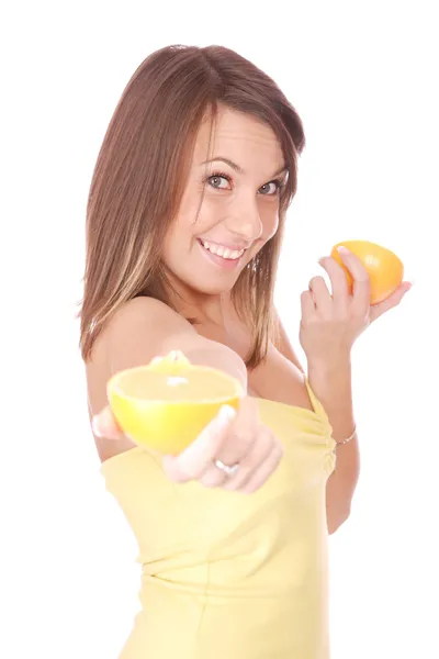 오렌지를 먹는 행복 한 모델 — 스톡 사진