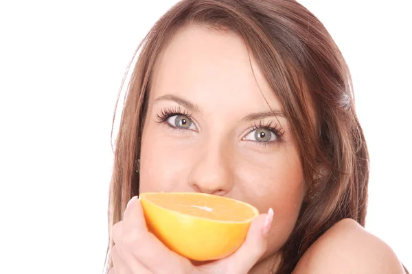 Happy model eating an orange — Stock Photo, Image