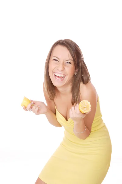 ハッピー モデルはレモンを食べる — ストック写真