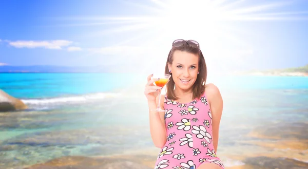 Beautiful young woman relaxing by the beach — Stock Photo, Image