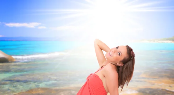 Bella giovane donna rilassante sulla spiaggia — Foto Stock