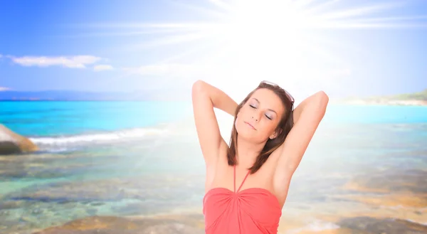 Piękna młoda kobieta relaks na plaży — Zdjęcie stockowe