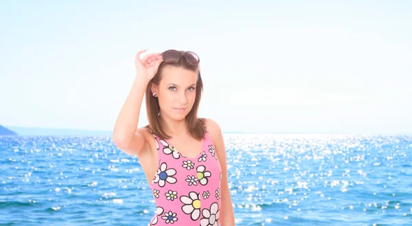 Beautiful young woman relaxing by the beach — Stock Photo, Image