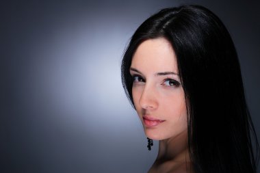 genç seksi kadın portresi. Stüdyo vurdu