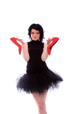 Kırmızı ayakkabılar ellerinde tutan kadın