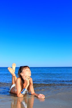 Kumsalda dinlenen bir kadın