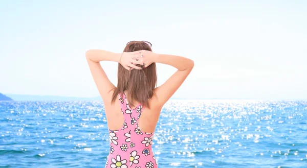 Schöne junge Frau entspannt sich am Strand — Stockfoto