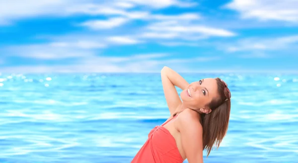 Schöne junge Frau entspannt sich am Strand — Stockfoto