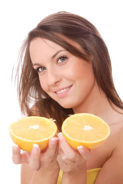 Gelukkig model eten een oranje — Stockfoto