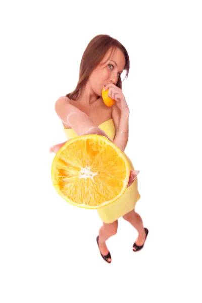 Happy model jíst oranžová — Stock fotografie