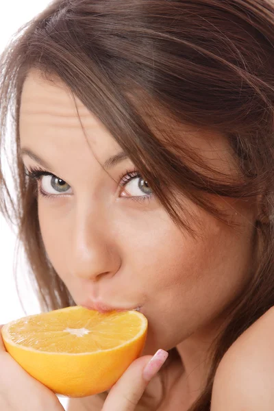 Happy model eating an orange — Stock Photo, Image