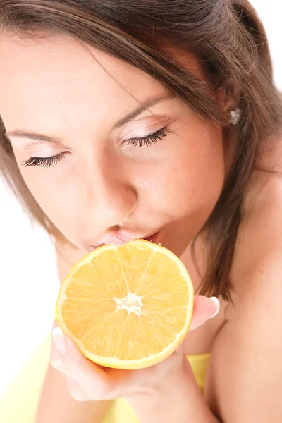 Happy model eating an orange — Stock Photo, Image