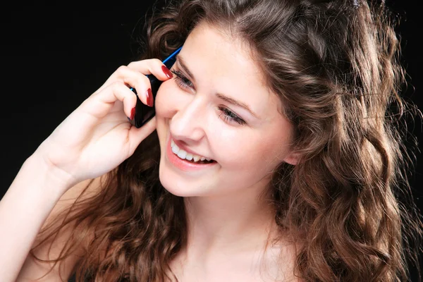 Retrato de mujer glamurosa hablando por teléfono — Foto de Stock