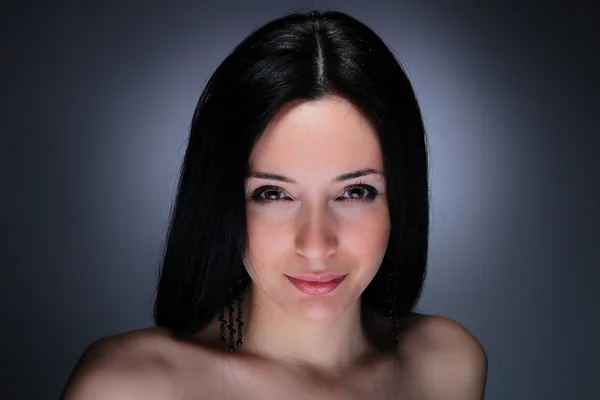 Joven retrato de mujer glamurosa. Captura de estudio — Foto de Stock