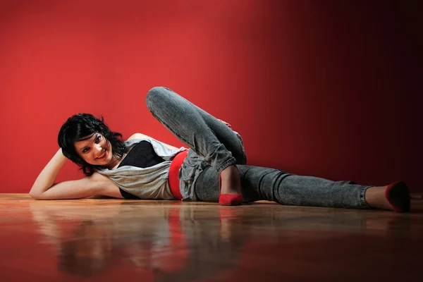 Mujer sobre fondo rojo —  Fotos de Stock