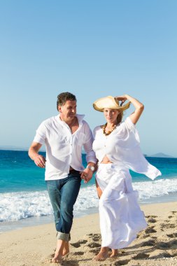 Kumsalda mutlu bir çift.