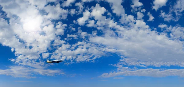 เครื่องบินโดยสารในเที่ยวบิน — ภาพถ่ายสต็อก
