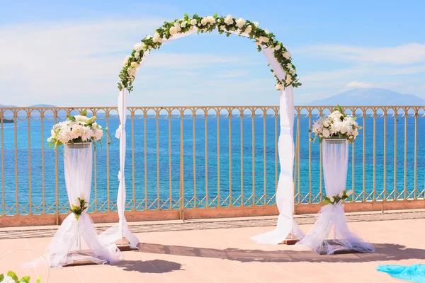 Wedding arch by the sea — Stock Photo, Image