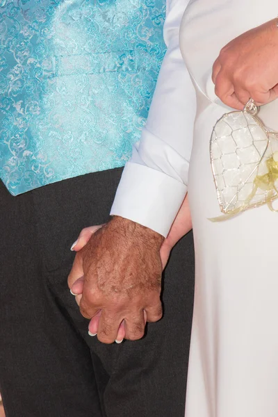 Наречений і наречений тримаються за руки — стокове фото