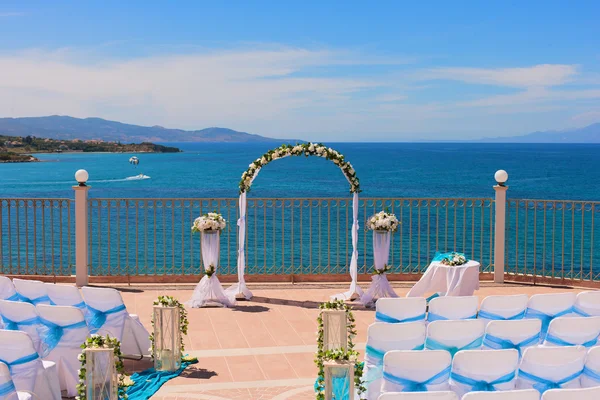 Arco de boda junto al mar —  Fotos de Stock