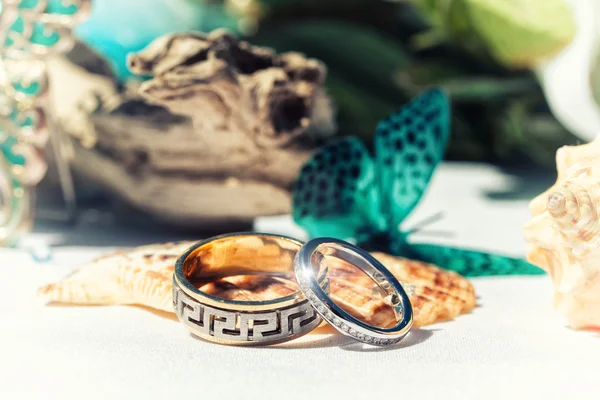 Anillos de boda de oro — Foto de Stock