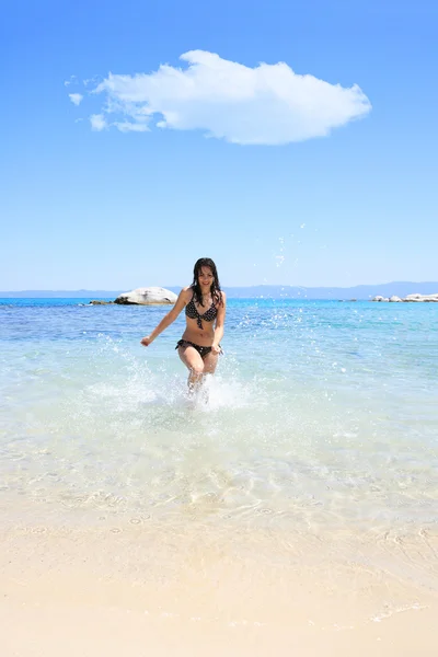 Glad ung kvinna i havet — Stockfoto