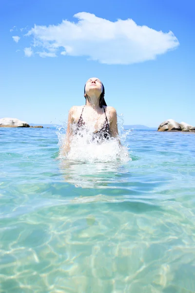 Joyeux jeune femme en mer — Photo