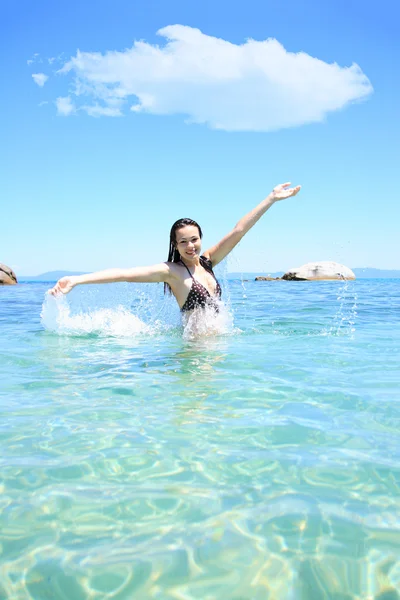 Glad ung kvinna i havet — Stockfoto