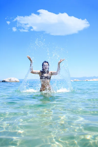 Felice giovane donna in mare — Foto Stock