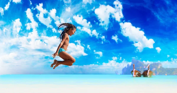 Jong meisje springen op het strand — Stockfoto